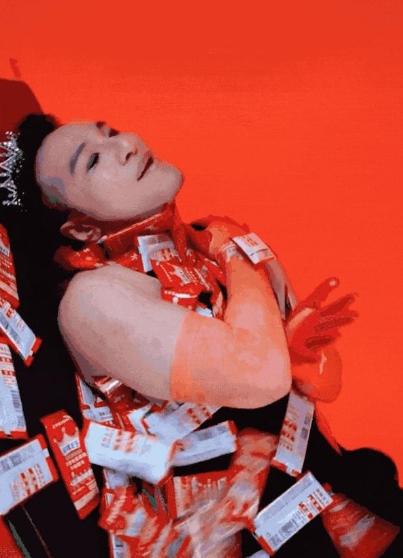 田一名腋下夹辣条，为何企业宣发越来越抽象？__田一名腋下夹辣条，为何企业宣发越来越抽象？