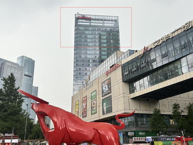 成都文华广场旁这栋楼，已挂上“希尔顿”招牌，预计今年酒店开业