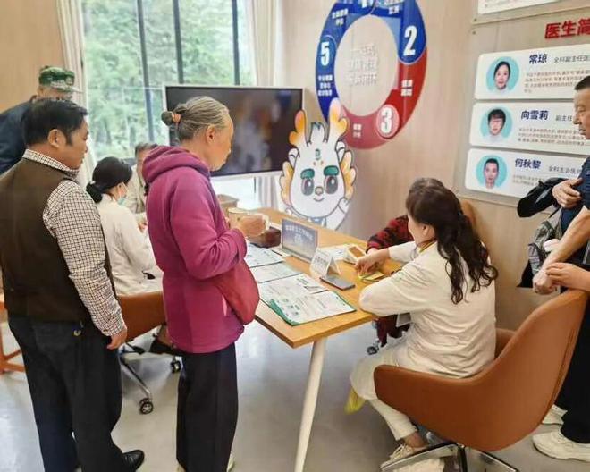 银行爱心敬老__银行荣获文明单位简报