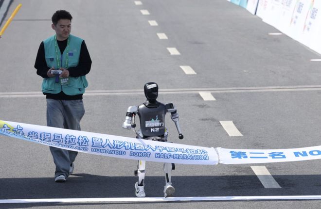 95后清华辍学博士的机器人突围__95后清华辍学博士的机器人突围