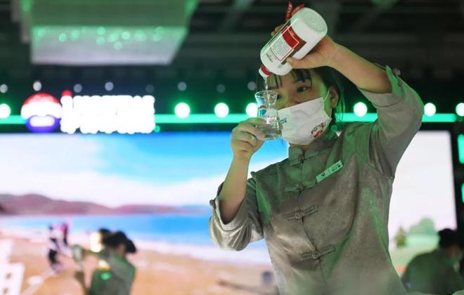 _年轻人集体戒酒，让“老登”酒企的天快塌了_年轻人集体戒酒，让“老登”酒企的天快塌了