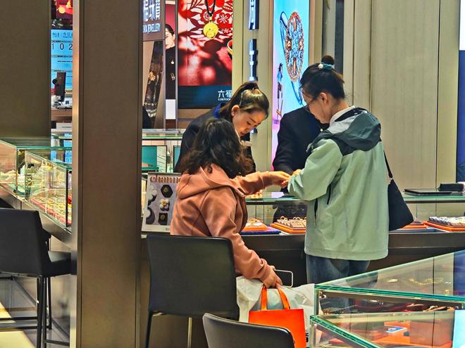 _黄金市场波动加剧，消费者还买吗？_黄金市场波动加剧，消费者还买吗？