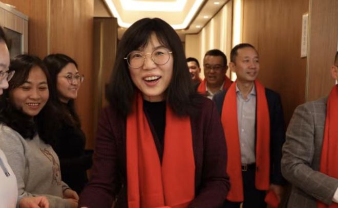 从建行辞职后到房企成女副总，拿“安家费”等财物超4000万，被判14年__从建行辞职后到房企成女副总，拿“安家费”等财物超4000万，被判14年