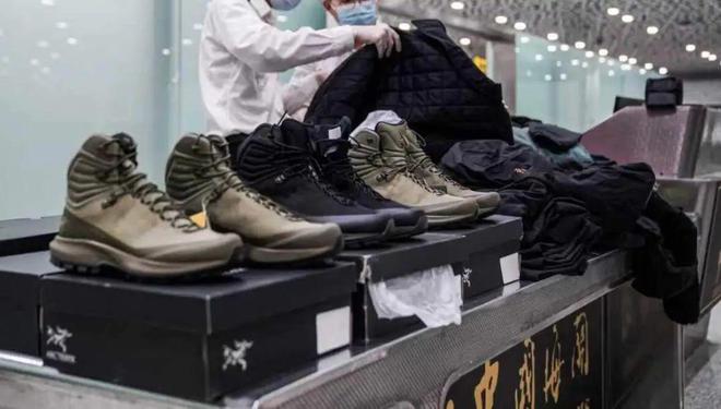 “3万拿下271个走私的玲娜贝儿、白菜价打包始祖鸟？”多少中产把「海关拍卖」蹲成捡漏圣地_“3万拿下271个走私的玲娜贝儿、白菜价打包始祖鸟？”多少中产把「海关拍卖」蹲成捡漏圣地_