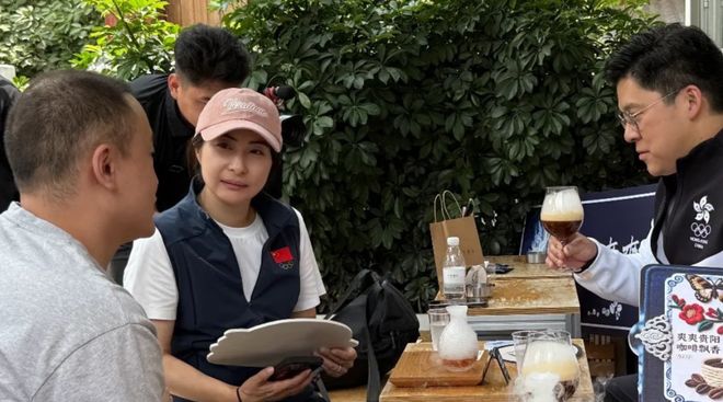 歌手王二妮下地摘菜妈妈抢镜_贵阳在山上的咖啡店_