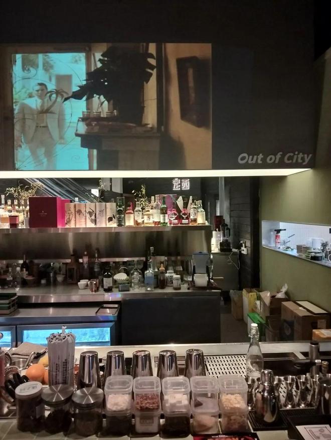 贵阳在山上的咖啡店__歌手王二妮下地摘菜妈妈抢镜