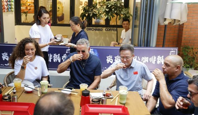 贵阳在山上的咖啡店_歌手王二妮下地摘菜妈妈抢镜_