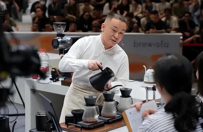 _歌手王二妮下地摘菜妈妈抢镜_贵阳在山上的咖啡店