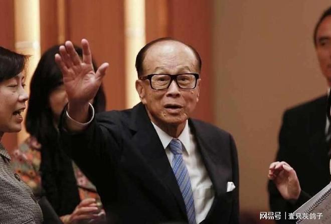 97岁李嘉诚最后一搏！赌上2909亿身价急流勇退，为儿子接班铺路？