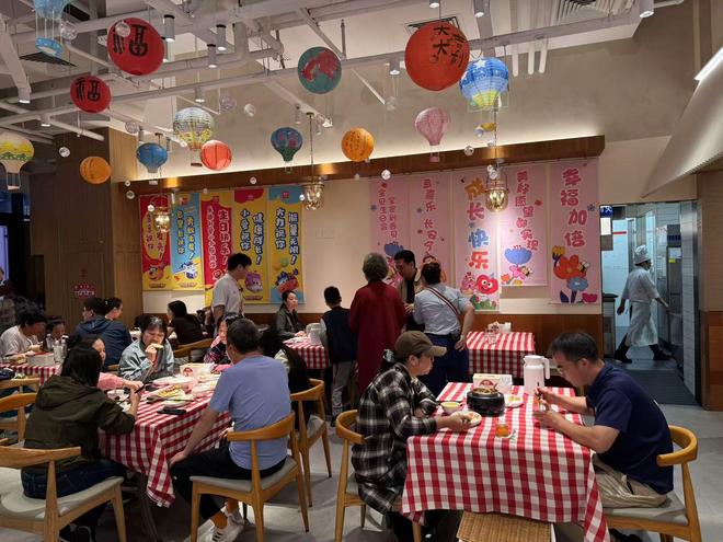 长假催热餐饮业：四季民福排号数百桌，代排费最高飙至500元，西贝重现排队等位