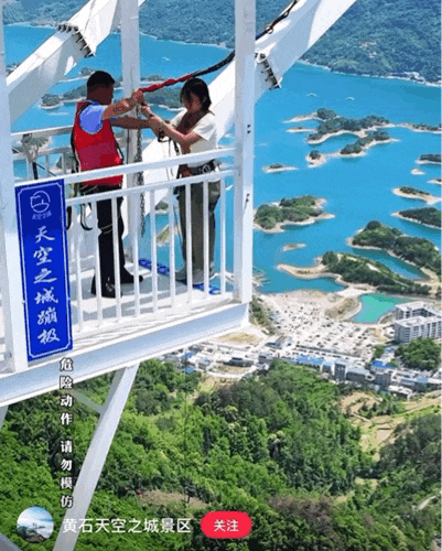 「窝囊旅游三件套」，拯救多少打工人？__「窝囊旅游三件套」，拯救多少打工人？