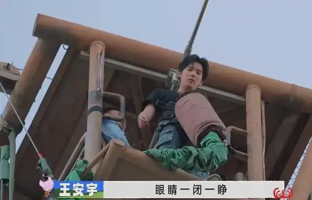 _「窝囊旅游三件套」，拯救多少打工人？_「窝囊旅游三件套」，拯救多少打工人？
