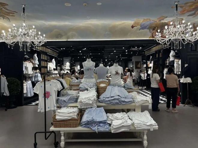 “任意消费能和男模店长十指相扣拍合影”，衣服像1688进货的国产快时尚为揽客快整成网红奔现大会了__“任意消费能和男模店长十指相扣拍合影”，衣服像1688进货的国产快时尚为揽客快整成网红奔现大会了