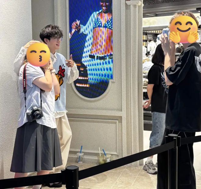 “任意消费能和男模店长十指相扣拍合影”，衣服像1688进货的国产快时尚为揽客快整成网红奔现大会了__“任意消费能和男模店长十指相扣拍合影”，衣服像1688进货的国产快时尚为揽客快整成网红奔现大会了