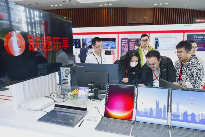 联想用AI，撕开港股科技股的“估值裂缝”__联想用AI，撕开港股科技股的“估值裂缝”