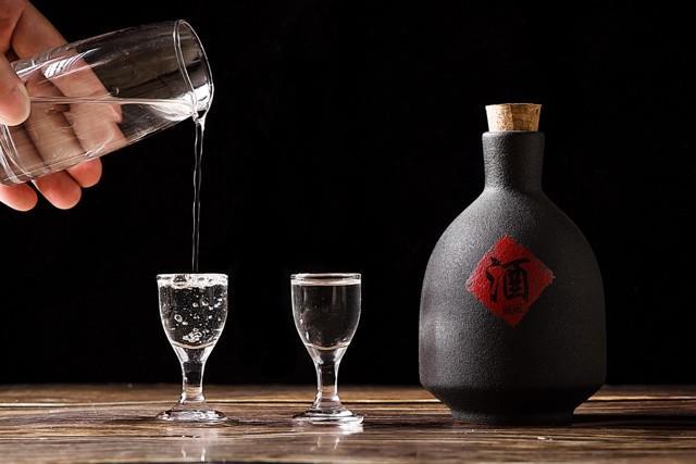 白酒业绩分化股价__白酒行业分化现象