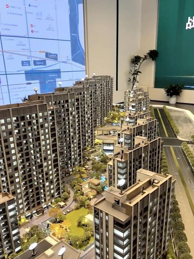 国庆北京售楼处表现分化，热门项目“人挤人”，节前太阳宫地块遭339轮疯抢 ｜ 华夏双节观察