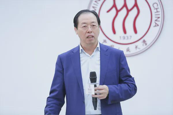 南京银行总行行长束行农_银行职员到行长_