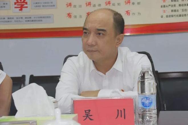 _银行职员到行长_南京银行总行行长束行农