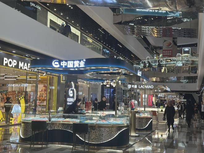 金价狂飙！金饰价格达1174元，近一年每克涨了400元，还能买吗？_金价狂飙！金饰价格达1174元，近一年每克涨了400元，还能买吗？_