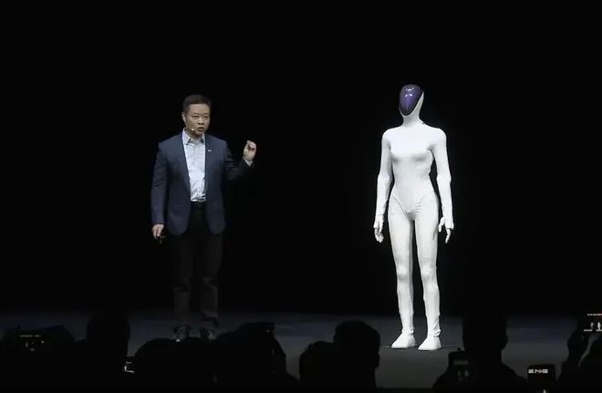 美女扮演机器人开箱_真人扮演女机器人_