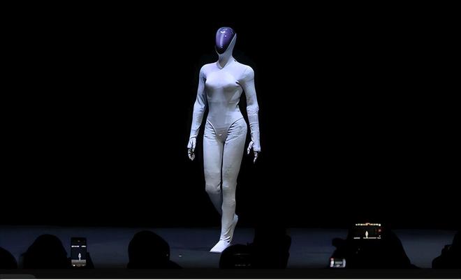 _美女扮演机器人开箱_真人扮演女机器人