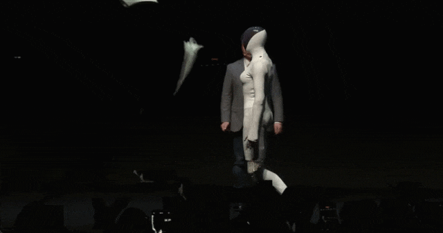 _美女扮演机器人开箱_真人扮演女机器人