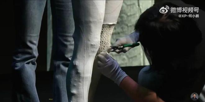 美女扮演机器人开箱__真人扮演女机器人