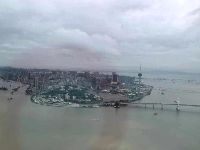 银行转型太疯狂，天天逼卖保险，咱到底姓“银”还是姓“保”？