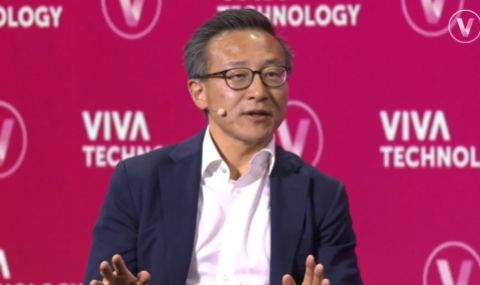 蔡崇信：阿里员工春节期间加班加点赶AI