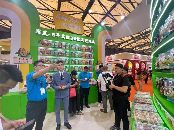 曾文正说坐这山望那山_父女望重庆坐卖凤爪的视频_