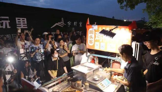_爆火的“表演饭”，开始被年轻人避雷_爆火的“表演饭”，开始被年轻人避雷