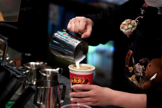 星巴克中国易主求变，幸运咖万店崛起：中国咖啡迎“价格平权”时代