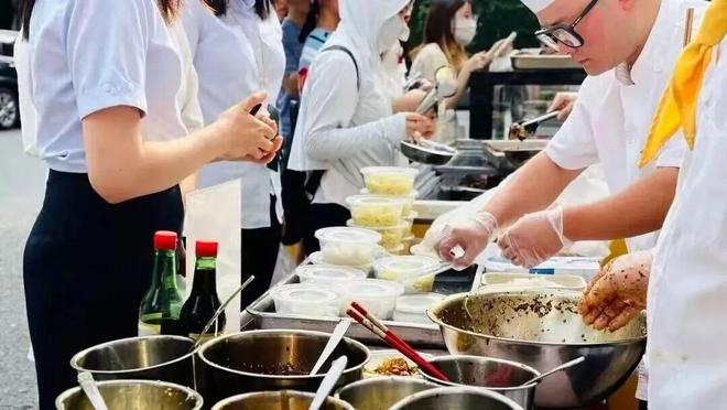 从中产抢着打卡,到集体甩卖倒闭:疯狂扩张的五星级酒店,为何突然崩了?__从中产抢着打卡,到集体甩卖倒闭:疯狂扩张的五星级酒店,为何突然崩了?