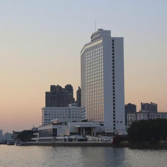 摆地摊、卖剩菜盲盒，“跌下神坛”的五星酒店集体自救__摆地摊、卖剩菜盲盒，“跌下神坛”的五星酒店集体自救