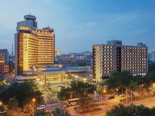 摆地摊、卖剩菜盲盒，“跌下神坛”的五星酒店集体自救__摆地摊、卖剩菜盲盒，“跌下神坛”的五星酒店集体自救