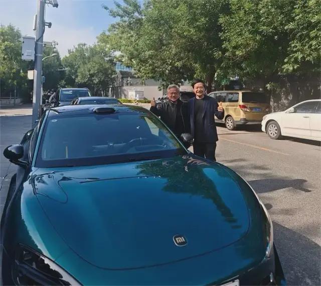 懂王绷不住了，黄仁勋又来见网友雷军，什么信号？