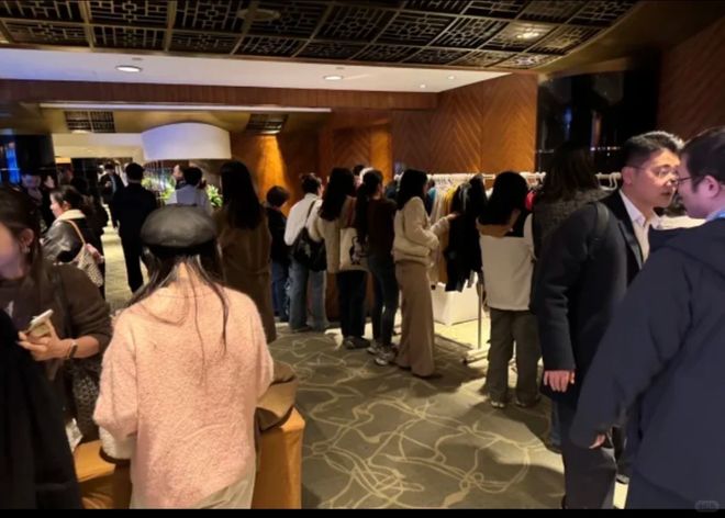 金融圈奇观：被员工讨薪的券商，策略会现场卖衣服！__金融圈奇观：被员工讨薪的券商，策略会现场卖衣服！