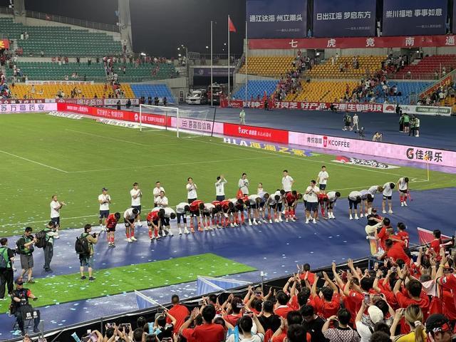 苏超上演榜首大战，悬着的心终于放下了！为什么主场变来变去？_苏超上演榜首大战，悬着的心终于放下了！为什么主场变来变去？_