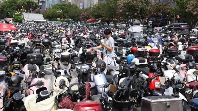 打工人养不起的“智能小电驴”，还能狂奔多久？__打工人养不起的“智能小电驴”，还能狂奔多久？
