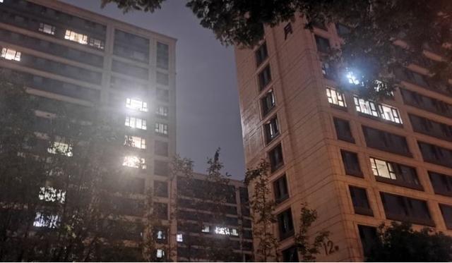 _被指“8元物业费却现多处烟头”，实探绿城晓风印月：口碑销售夹击下的“灰色时刻”_被指“8元物业费却现多处烟头”，实探绿城晓风印月：口碑销售夹击下的“灰色时刻”