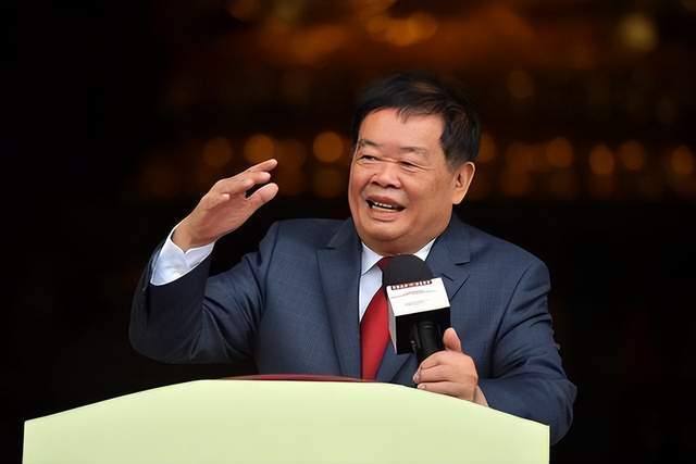 “玻璃大王”曹德旺提前退休，儿子曹晖接班后福耀帝国走向何方？