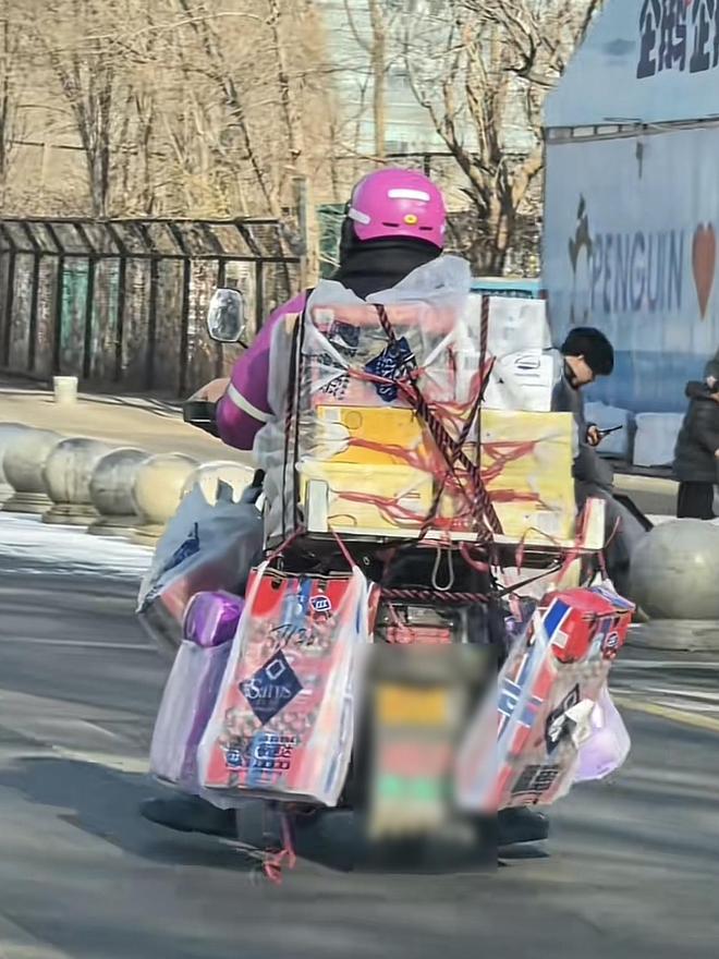 不到8年开了近500个前置仓，狂奔的山姆陷“超载”风波，骑手：有时一单就50斤重__不到8年开了近500个前置仓，狂奔的山姆陷“超载”风波，骑手：有时一单就50斤重