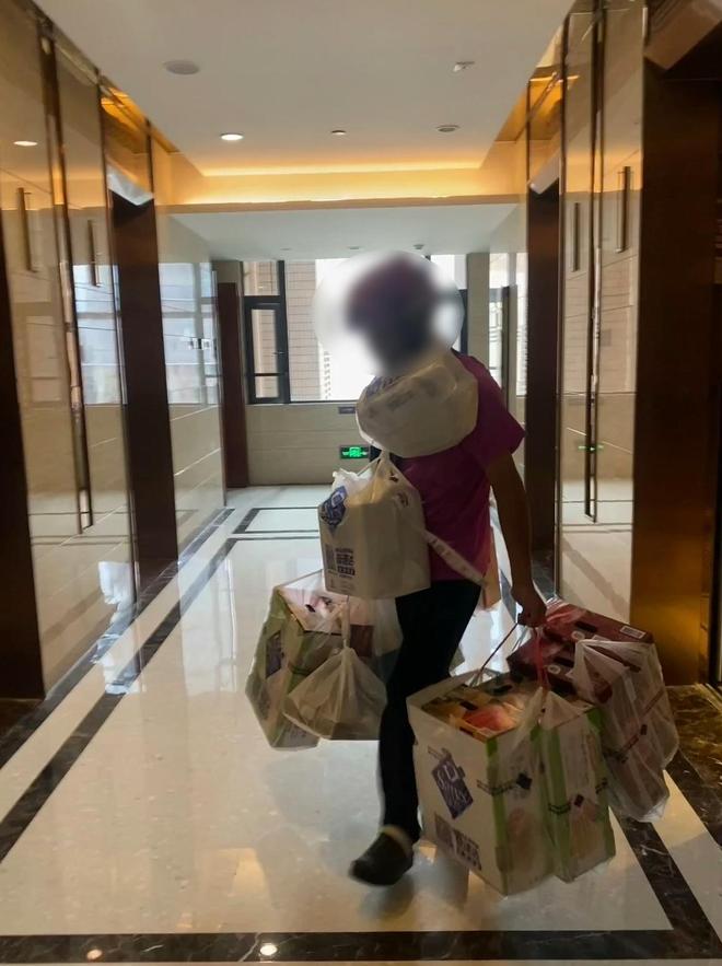 不到8年开了近500个前置仓，狂奔的山姆陷“超载”风波，骑手：有时一单就50斤重__不到8年开了近500个前置仓，狂奔的山姆陷“超载”风波，骑手：有时一单就50斤重