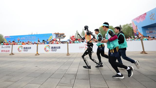 人形机器人马拉松：北京何以孕育“领跑者”？_人形机器人马拉松：北京何以孕育“领跑者”？_