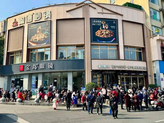 都说餐厅生意差，为何他们能年销500万+，接待超800万人？__都说餐厅生意差，为何他们能年销500万+，接待超800万人？