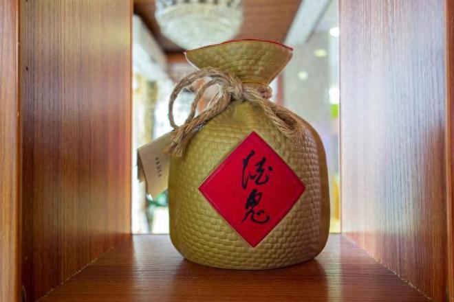 14万股民看傻：“000799”，业绩下滑九成，股价连拉涨停！