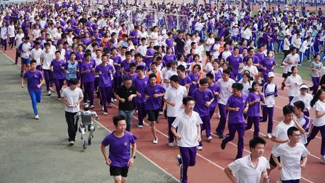 对话松延动力姜哲源，25岁团队如何撬动2000台机器人交付？__对话松延动力姜哲源，25岁团队如何撬动2000台机器人交付？