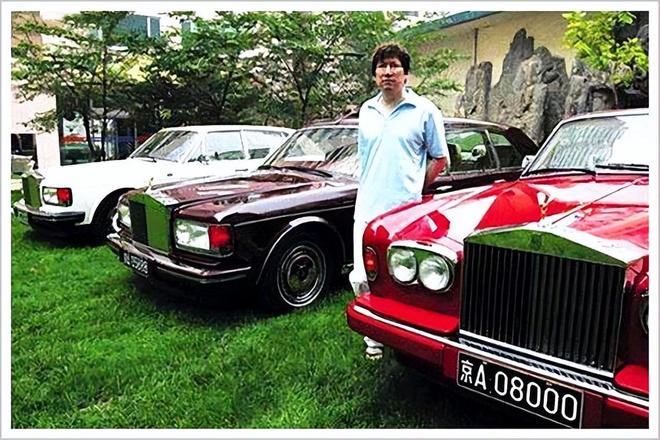 _男子开着劳斯莱斯来接女友_开着劳斯莱斯