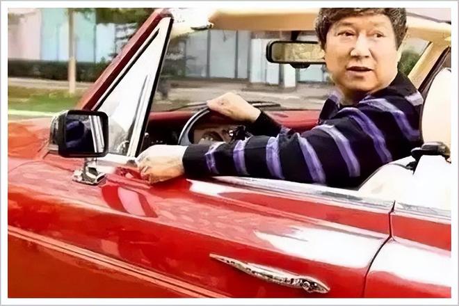 _男子开着劳斯莱斯来接女友_开着劳斯莱斯